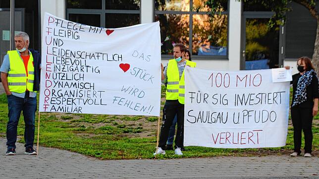 Vor dem Eingang der Göge-Halle in Hohentengen hatten sich SRH-Mitarbeiter postiert.