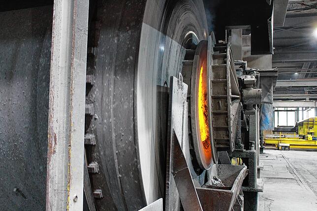 In vier Drehtrommelöfen wird parallel Aluminiumschrott geschmolzen. Im Schmelzwerk wird permanent gearbeitet, 24 Stunden an allen sieben ...