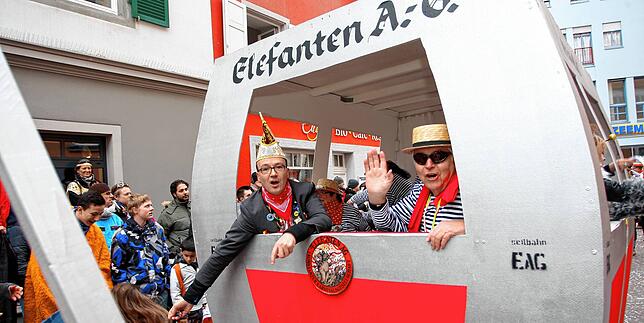 (Archivbild) Humor ist, wenn man trotzdem lacht: Mit der Seilbahn begeisterten die Elefanten bei der Fasnacht sogar Oberbürgermeister ...