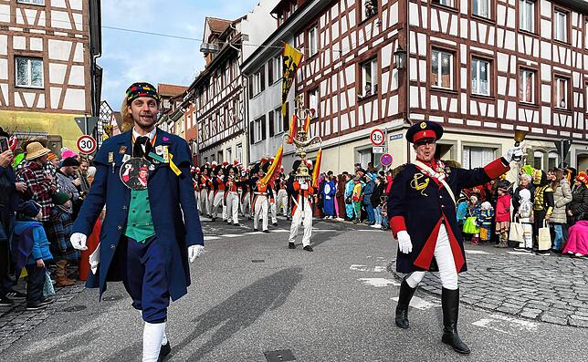 Bild 11: Tolle Stimmung beim Sonntagsumzug der Überlinger Narrenzunft &ndash; Teil 1