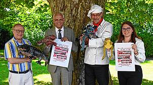 Mit Handpuppen der Puppenspieler präsentieren sich rund eineinhalb Wochen vor der Vranstaltung (von links): Klaus Vollprecht, ...