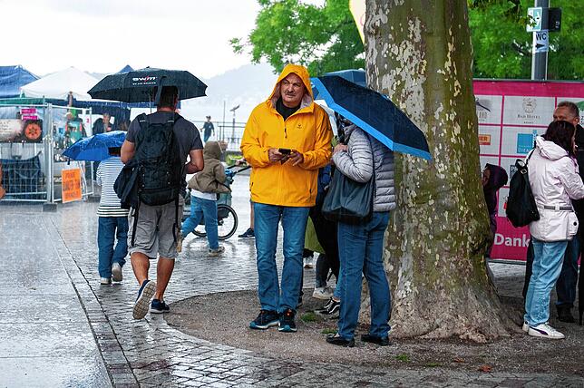 Bild 16: Stimmung top, Wetter egal: Das war der Samstag beim Überlinger Promenadenfest in Bildern