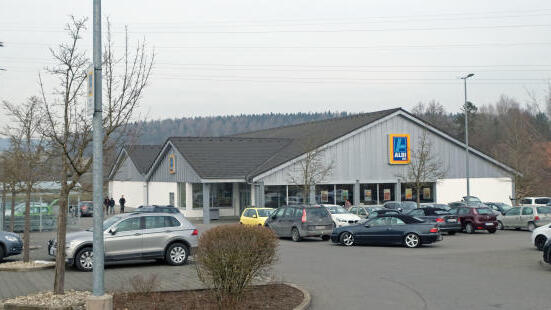 Vor mehr als 17 Jahren ist der Discounter Aldi von der Lippertsreuter Straße ins Gewerbegebiet umgesiedelt. Eine Erweiterung dort lehnte ...