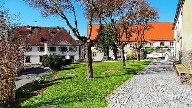 Neben der Jakobuskirche (rechts) befand sich 1510 der erste Friedhof der Stadt. Der wurde allerdings bald zu klein und musste verlegt ...
