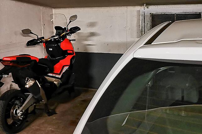 Auf einem Stellplatz auf dem untersten Parkdeck vier steht trotz Verbot dieser Motorroller.