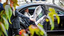 Wenn der Kanzler am Samstagmorgen in Friedrichshafen landet, steigt er &ndash; begleitet von seinem Personenschutz des ...