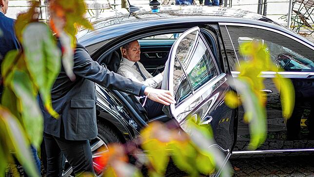 Wenn der Kanzler am Samstagmorgen in Friedrichshafen landet, steigt er &ndash; begleitet von seinem Personenschutz des ...