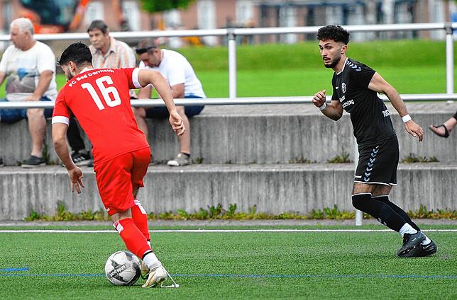 Auch offene Schnürsenkel hinderten Ioannis Tryfon (links) nicht daran, das Spiel des FC Bad Dürrheim anzukurbeln. Der Regisseur wird von ...
