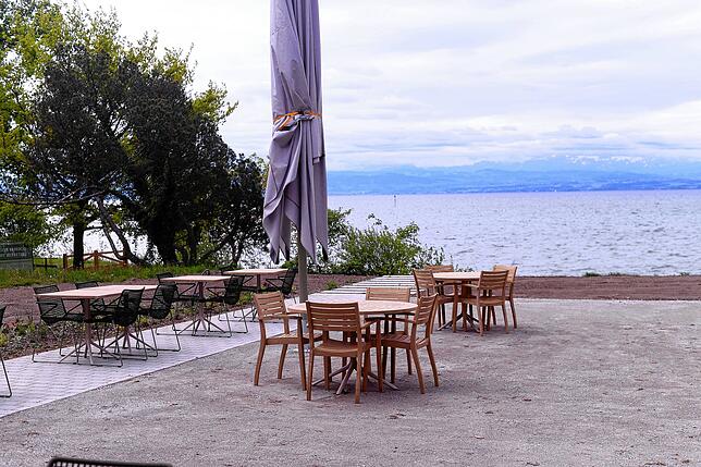 Wie gehabt, ist die Terrasse ein besonders schöner Ort mit direkter Seesicht.
