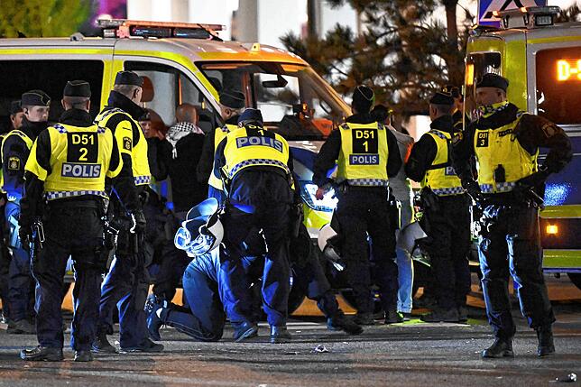 Die Polizeipräsenz vor der Malmö Arena war wegen der israelfeindlichen Proteste groß.
