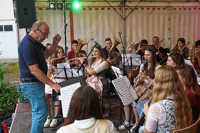 Philipp Renz dirigiert die Jugendkapelle Dingelsdorf-Langenrain-Freudental beim 39. Dingelsdorfer Herbstfest.
