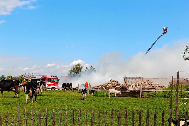 Bild 19: Großeinsatz für die Feuerwehren in Sumpfohren: Ein Gebäude des Hofs Bogenschütz brennt