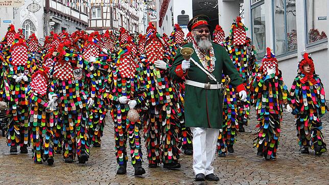 Am Rosenmontag schlängelt sich traditionell der Narrenumzug durch die Straßen von Pfullendorf.