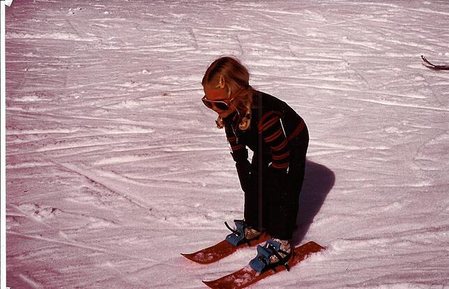 So sieht Skifahren lernen im Jahr 1983 aus. Auch heute steckt der Verein viel Mühe in Kurse und Ausfahrten für seine Jugend.