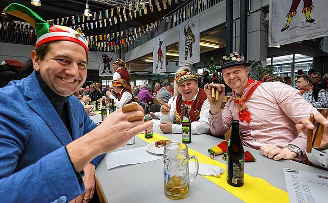 Da kann der Zunftmeister Sascha Hain (Mitte) nur lachen: Der CDU-Abgeordnete Andreas Jung und OB Simon Gröger versuchen sich im ...