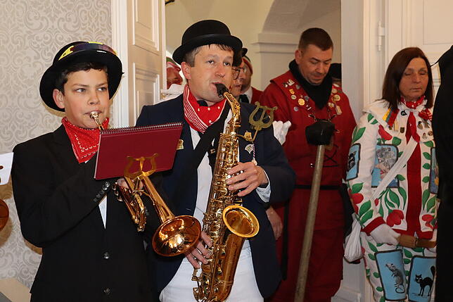 Bild 13: Die Hoorige Mess‘ ist eröffnet! Im Rathaus tanzen sich die Narren warm