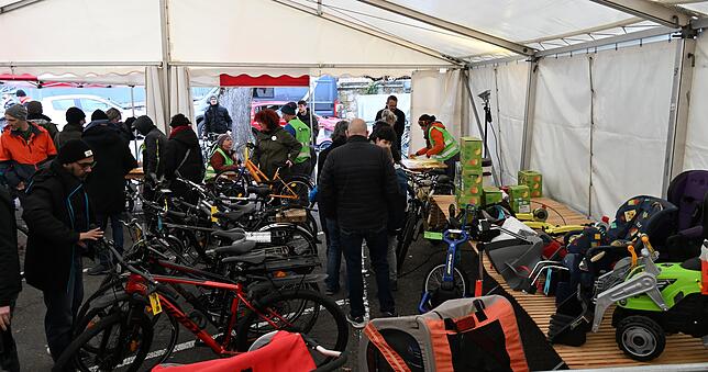Bild 12: Über Fahrräder auf dem Fahrradmarkt in Tiengen: Ein Paradies für Radliebhaber