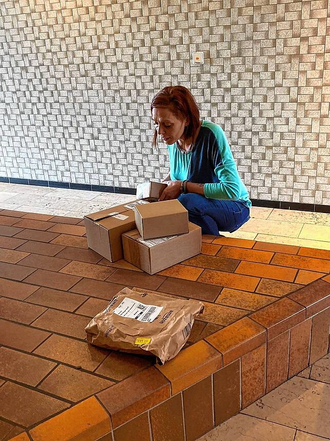 Dank ihrer Courage klickten im Februar 2021 die Handschellen: Friseurmeisterin Uschi Handt hatte die Paketdiebe in eine Falle gelockt.