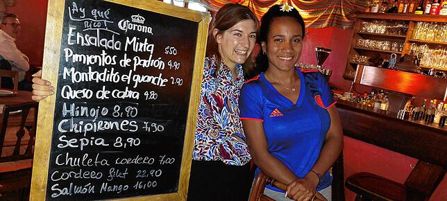 Service am Tisch: Karen Velasco-Castro und Vanya Stoyanova den Gästen anhand einer Tafel die Tapas des Tages und erklären, um was es ...