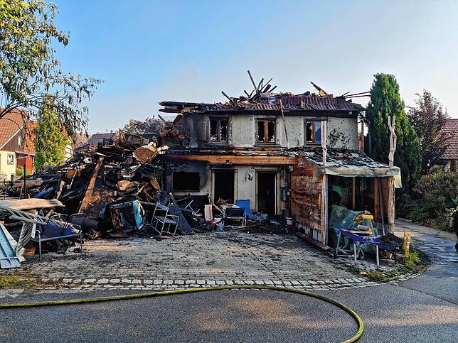 Nur noch die Wände stehen. Das Wohnhaus wird durch den Brand komplett zerstört.