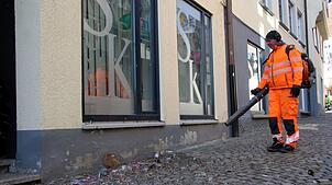 Am Dienstag sind Bauhofmitarbeiter unterwegs, um ketchupverschmierte Pommesschalen, Konfetti, Bonbonpapier, leere Dosen, Flaschen und ...