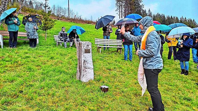 Pfarrer Harald Bethäuser segnet den Gedenkstein für zwei vor 80 Jahren in Rohrbach ermordete Männer. Foto: Gerhard Dilger