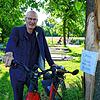 Klaus Heck aus Egg ärgert sich: Er entdeckte die Beschädigungen, als er mit dem Fahrrad in die Innenstadt fuhr. Auf dem Zettel steht ...