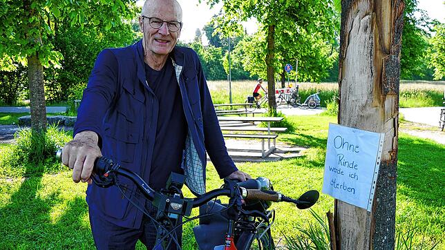 Klaus Heck aus Egg ärgert sich: Er entdeckte die Beschädigungen, als er mit dem Fahrrad in die Innenstadt fuhr. Auf dem Zettel steht ...