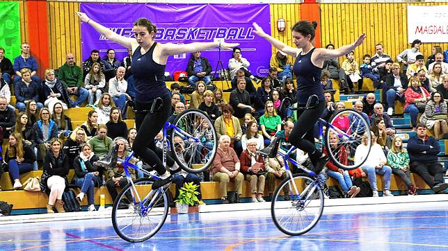 Platz zwei beim Weltcup: Die Kunstradfahrerinnen Anna-Sophia von Schneyder (links) und Anika Papok vom RV Lottstetten erwischten beim ...