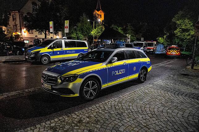 Starke Präsenz von Polizei und Rettungsdienst überall.