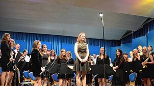 Dirigentin Annette Holzapfel nimmt mit ihren Musikern nach dem Konzert den Applaus der vielen begeisterten Gäste in der Haagwaldhalle ...