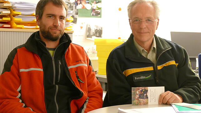 Der Leiter des Kreisforstamtes, Helge von Gilsa (rechts), stellt den neuen Ansprechpartner für Privatwaldbesitzer in Bonndorf und ...