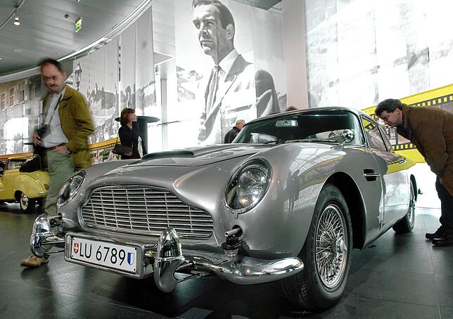 Ein Aston Martin DB5 steht im April 2005 im Audi-Museum in Ingolstadt. Das Auto aus dem James-Bond-Film „Goldfinger“ gehört ...