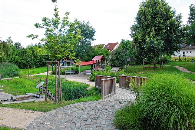 Der Spielplatz in der Mitte von Nenzingen bietet Kindern viel Abwechslung. Das Foto entstand abends, als keine Kinder mehr unterwegs waren.