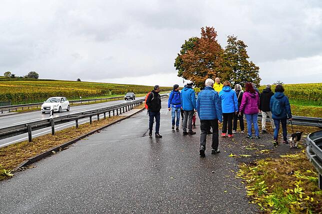 Bild 13: Bilder von der Dorfwanderung vom Rathaus zum Seeufer über Harlachen bis zum Kindergarten