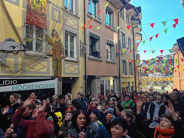 Jede Menge Menschen, darunter viele Kinder und Jugendliche, füllen die Hauptstraße während des Narrolaufens.