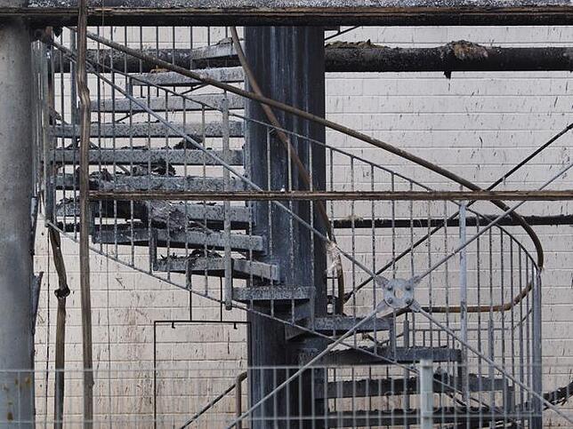 Diese Stufen führten einst geradewegs ins Vergnügen. Jetzt ist die Wendeltreppe zur Rutsche ein Skelett.