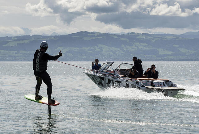 Ralph Kurz fährt als einer der ersten Sportler ein Wake-Foil-Board auf dem Bodensee.