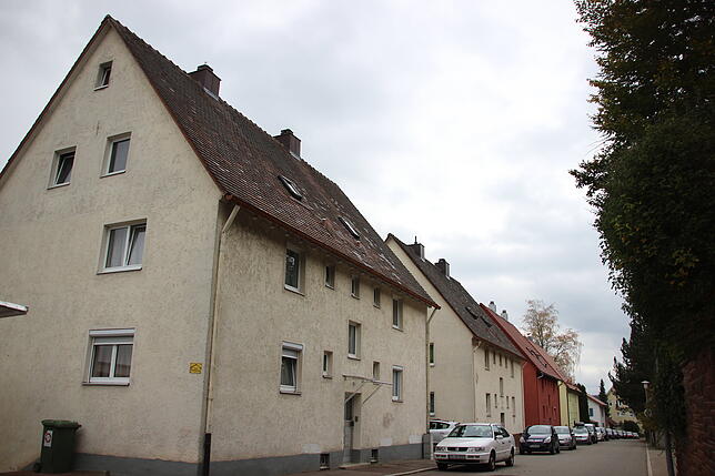 Noch heute stehen die Häuser mit ihren charakteristischen steilen Giebeldächern.