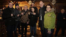 Veranstalter und Sponsoren stießen mit einem Glas Glühwein auf einen erfolgreichen Markt an (von links): Daniel Bensberg (SÜDKURIER und ...