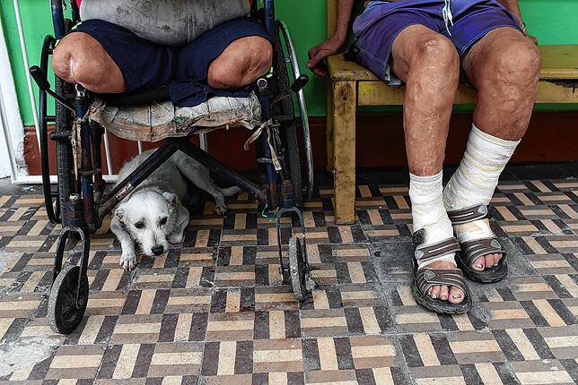Lepra ist bis heute nicht ganz besiegt. Diese beiden Patienten warten in einem Gang des Curupaiti-Krankenhauses in Rio de Janeiro.
