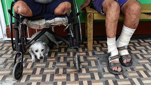 Lepra ist bis heute nicht ganz besiegt. Diese beiden Patienten warten in einem Gang des Curupaiti-Krankenhauses in Rio de Janeiro.