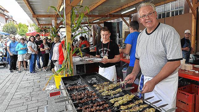 Der Straßenmusiksonntag ist für viele Vereine eine Haupteinnahmequelle. So bildet sich vor dem Spieß-Grill der Narrenzunft stets eine ...