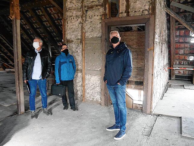 Ein imposantes Gebäude, das von innen wesentlich größer wirkt, als von außen. Von links: Martin Rosenfelder, Stefan Blum und Alexander ...