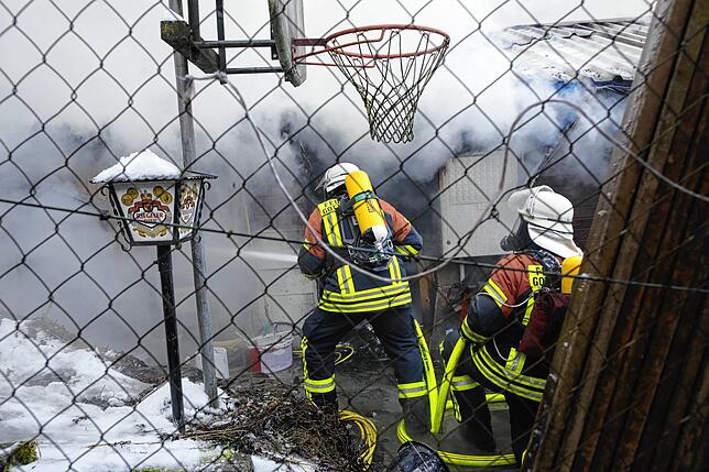 Die Einsatzkräfte hatten neben dem Feuer auch mit den Enge in der Anlage zu kämpfen.