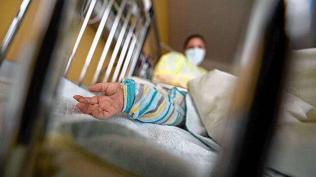 RSV und viele andere Atemwegserkrankungen bringen derzeit viele Kliniken an den Rand der Belastungsgrenze.