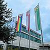 Die Fahnen vor der PH Thurgau, gepostet auf Facebook von Hermann Lei. Eine davon bringt nicht nur mehr Farbe auf den Campus, sondern ...