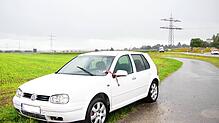 Dieser Golf steht schon seit Wochen auf einem Feldweg an der L 268. Es handelt sich nicht um eine illegale Entsorgung eines lästig ...