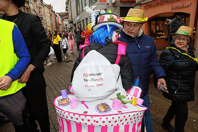 Bild 8: Fasnacht 2025 in Konstanz: Diese Bilder zeigen das bunte Narrentreiben auf der Marktstätte!