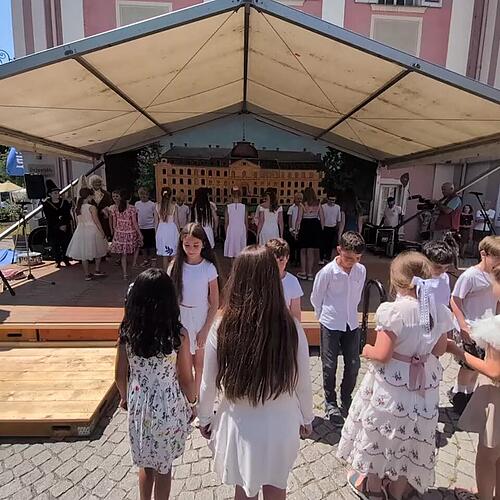 Ein traditioneller Tanz eröffnet das diesjährige Gregorifest